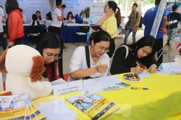 Trường ĐH Bách khoa TPHCM, Trường ĐH Ngân hàng TPHCM phỏng vấn đầu vào Thi sinh tìm hiểu ngành học tại các chương trình tư vấn tuyển sinh