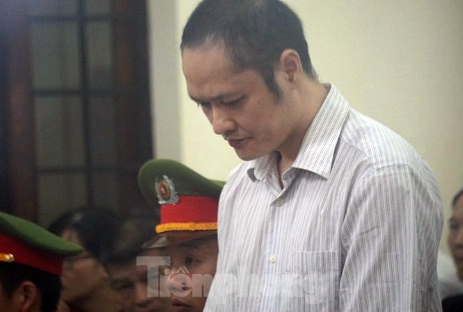 Xử gian lận điểm thi Hà Giang: Nhiều công an 'giúp' đưa bài thi khỏi nơi bảo mật Bị cáo Vũ Trọng Lương tại tòa.