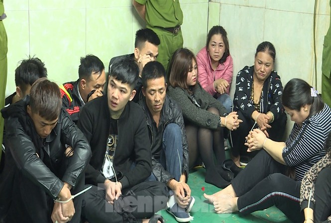 Sới bạc khủng dưới hầm ngầm ở Vĩnh Phúc hoạt động tinh vi thế nào? Các đối tượng bị bắt quả tang.