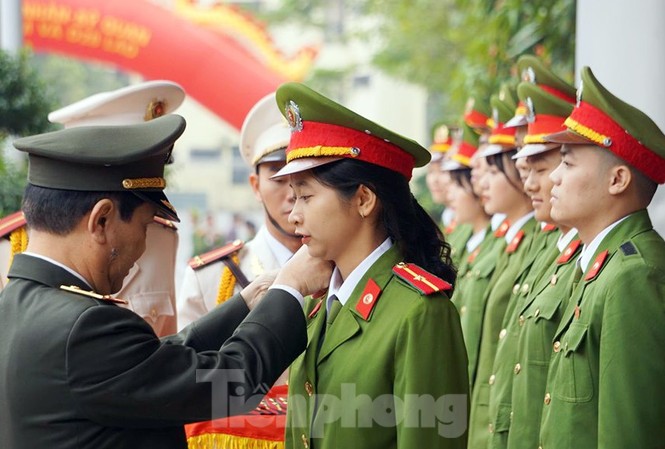 4 thủ khoa đầu ra Học viện Cảnh sát được phong vượt cấp bậc hàm Thứ trưởng Nguyễn Văn Sơn gắn quân hàm cho tân sĩ quan Học viện Cảnh sát.