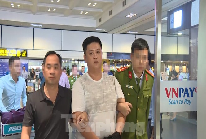 Bắt tạm giam 5 đối tượng làm giả con dấu lừa đảo hơn 10 tỷ đồng Đối tượng Nguyễn Lê Thanh Tú bị cảnh sát bắt giữ.