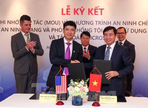 Bộ Công an ký kết chương trình An ninh Chính phủ Thiếu tướng Nguyễn Minh Chính ký kết hợp tác với Microsoft.