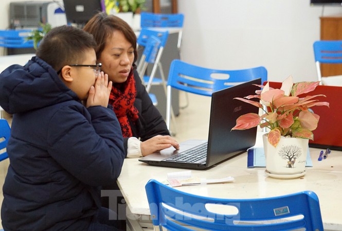 Học sinh tiểu học, mầm non Hải Phòng tiếp tục được nghỉ tránh rét Một số ít học sinh Trường tiểu học Đinh Tiên Hoàng đến trường.