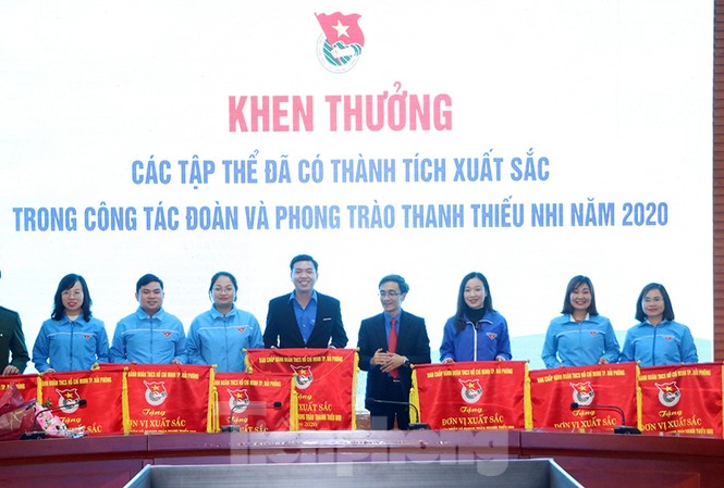 10 tập thể xuất sắc ở Hải Phòng nhận cờ thi đua của Trung ương Đoàn Các tập thể được trao cờ thi đua của Trung ương đoàn trong công tác đoàn và phong trào thanh thiếu niên 2020.