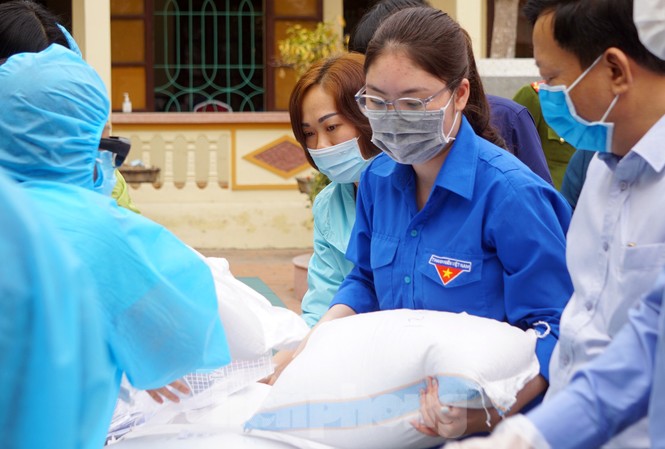 Tuổi trẻ Hải Phòng tham gia xung kích, hỗ trợ phòng chống COVID-19 Thanh niên huyện Thủy Nguyên hỗ trợ người dân trong khu vực cách ly tại xã Hoàng Động.