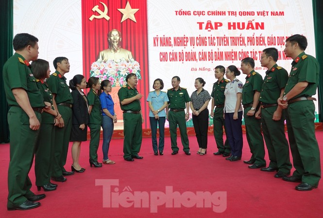 Thủ lĩnh Đoàn trong Quân đội học kỹ năng tuyên truyền pháp luật Giảng viên lớp tập huấn trao đổi với các học viên