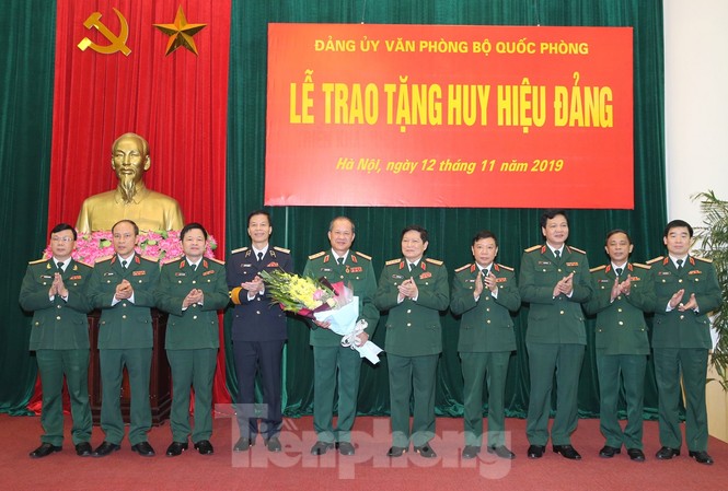Trao Huy hiệu Đảng cho 8 sĩ quan Quân đội cao cấp Lãnh đạo Bộ Quốc phòng, Tổng cục Chính trị và Bộ Tổng tham mưu QĐND Việt Nam chúc mừng các sĩ quan cao cấp được trao tặng Huy hiệu 40 năm và 30 năm tuổi Đảng