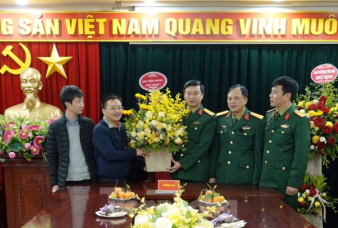 Tiền Phong luôn đồng hành cùng người lính Nhà báo Vũ Tiến, Bí thư Đảng uỷ, Phó Tổng biên tập Báo Tiền Phong chúc mừng Ban Thanh niên Quân đội, sáng 20/12