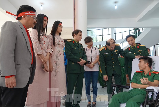 Lan tỏa Chủ nhật Đỏ 2020 tại Học viện Kỹ thuật Quân sự Lãnh đạo Học viện KTQS, Bệnh viện T.Ư Quân đội 108, Báo Tiền Phong, Hoa hậu Trần Tiểu Vy và Á hậu Nguyễn Thúy An trò chuyện với ĐVTN Học viện KTQS tham gia hiến máu tại Chủ nhật Đỏ