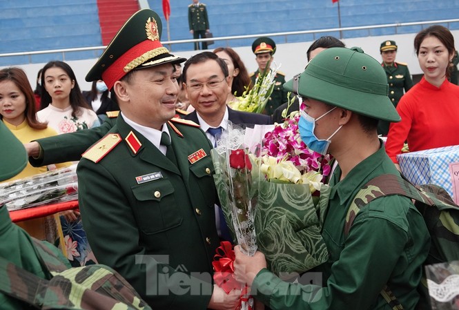 Hà Nội xét nghiệm COVID-19 hơn 4.000 thanh niên trúng tuyển nghĩa vụ Tư lệnh Bộ Tư lệnh Thủ đô Hà Nội Nguyễn Quốc Duyệt tiễn tân binh lên đường nhập ngũ năm 2020. Ảnh: Nguyễn Minh