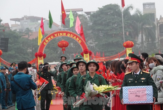 Hơn 1.000 thanh niên Thủ đô viết đơn tình nguyện nhập ngũ Thanh niên quận Bắc Từ Liêm (Hà Nội) bước qua Cổng vinh quang lên đường nhập ngũ, sáng 11/2