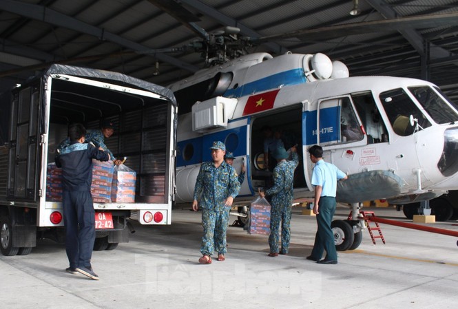 Dùng trực thăng Mi-171 vận chuyển lương thực cho người dân bị cô lập Bộ đội Không quân vận chuyển gạo, nhu yếu phẩm cho người dân bị cô lập ở Phước Sơn, Quảng Nam