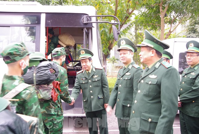 Tăng cường 2 tiểu đoàn Biên phòng lên biên giới chống dịch Lãnh đạo Bộ Tư lệnh và Học viện Biên phòng tiễn cán bộ, học viên tăng cường lên biên giới chống dịch, sáng 11/1
