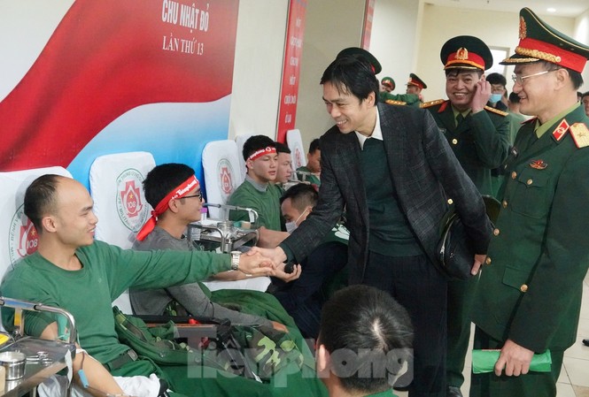 Sĩ quan quân đội tương lai hưởng ứng Chủ nhật Đỏ lần thứ XIII Lãnh đạo Báo Tiền Phong và các đơn vị trò chuyện, động viên cán bộ, học viên Trường Sĩ quan Chính trị tham gia Chủ nhật Đỏ lần thứ XIII, sáng 17/1