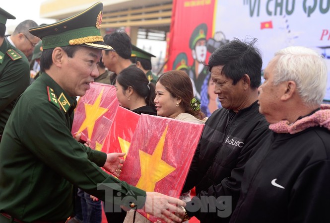 Tặng 16 nghìn cờ Tổ quốc, 5 nghìn ảnh Bác Hồ cho ngư dân Phú Yên Trung tướng Đỗ Danh Vượng, Bí thư Đảng ủy, Chính ủy BĐBP tặng cờ Tổ quốc cho ngư dân Phú Yên, sáng 19/1