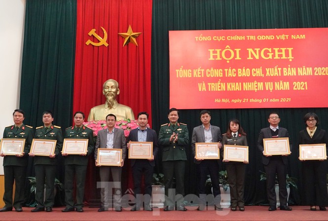 Quân đội tặng bằng khen Báo Tiền Phong Lãnh đạo Báo Tiền Phong và các cơ quan báo chí đón nhận bằng khen của Tổng cục Chính trị Quân đội nhân dân Việt Nam, chiều 21/1