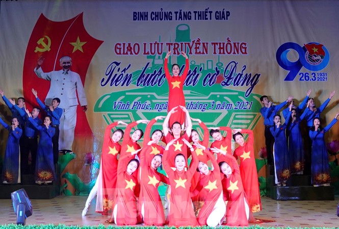 Tuổi trẻ Tăng thiết giáp tiến bước dưới cờ Đảng Ảnh: Nguyễn Minh