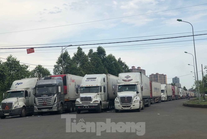 Trung Quốc dùng máy soi hàng, hàng trăm xe container Thanh Long ùn ứ ở cửa khẩu Hàng trăm xe container đang ùn ứ tại Cửa khẩu Quốc tế đường bộ số II Kim Thành.