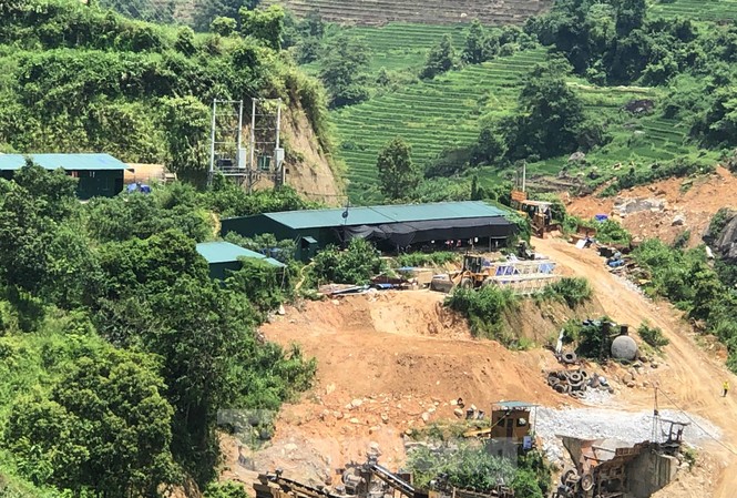 Xuất hiện thêm nhà máy thuỷ điện 'trăm tỷ' không phép ở Lào Cai Nhà máy thuỷ điện không phép ở Bản Hồ đang được xây dựng có tổng mức đầu tư gần 300 tỷ đồng.