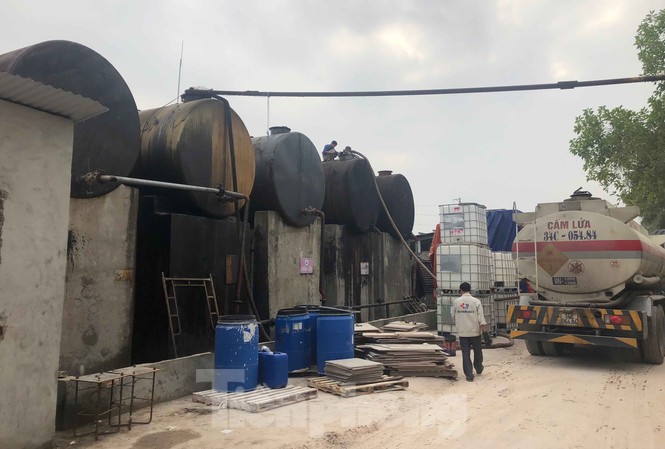 Tận thấy nơi chứa dầu thải đổ vào nguồn nước sạch sông Đà Kho chứa dầu của Cty.