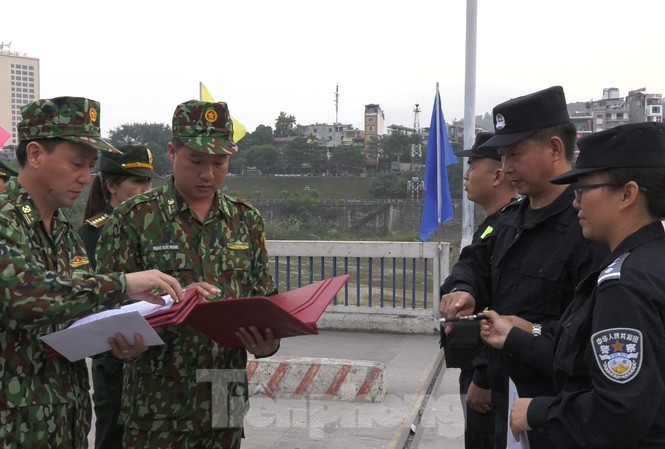 Biên Phòng Việt – Trung tuần tra thi hành pháp luật vùng biên giới Hai bên ký kết biên bản tuần tra.