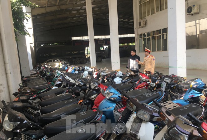 Hơn 100 quái xế 'đi bão' đêm bị bắt giữ Các phương tiện giao thông của các đội tượng đua xe tại cơ quan chức năng.