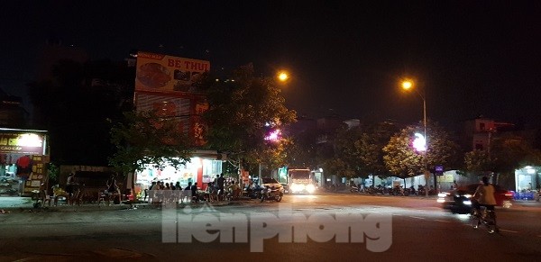 Trưởng công an xã bị bắt vì nhận tiền 'lo việc' liên quan chế độ người có công Trưởng công an xã Vũ Quý bị bắt quả tang tại nhà hàng bê thui Hùng mập - Ảnh: Hoàng Long