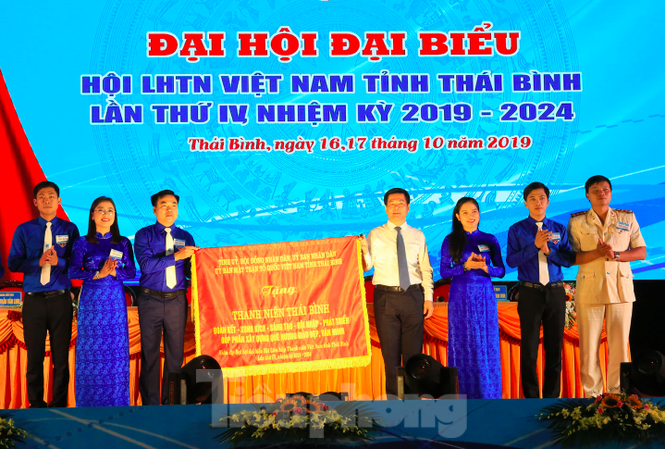 Anh Nguyễn Minh Hồng được bầu làm Chủ tịch Hội LHTN tỉnh Thái Bình Anh Nguyễn Minh Hồng (thứ 3, từ trái sang) được bầu làm Chủ tịch Hội LHTN tỉnh Thái Bình - Ảnh: Hoàng Long