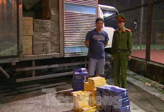Phát hiện, bắt giữ số lượng khủng thuốc lá lậu tại Thái Bình Công an Thái Bình phát hiện xe tải chở 54.000 bao thuốc lá 555 nhập lậu - Ảnh: Hoàng Long