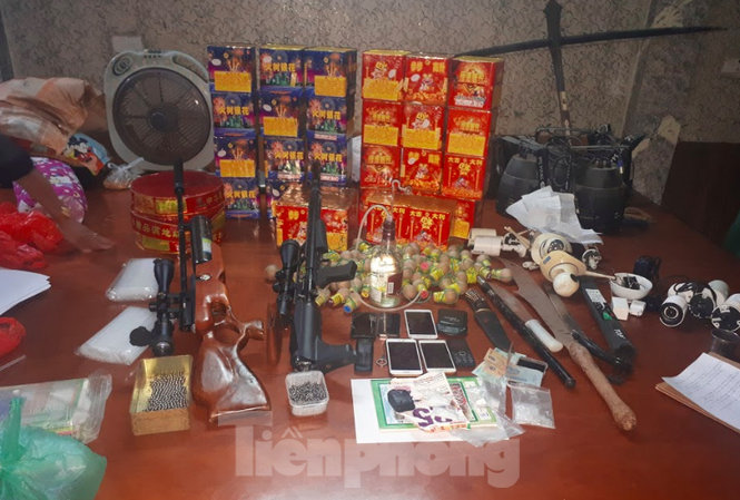 Lập boong ke kiên cố, tàng trữ nhiều súng đạn, vũ khí để buôn ma tuý Tang vật thu giữ gồm ma tuý và súng đạn, đao kiếm - Ảnh: Hoàng Long