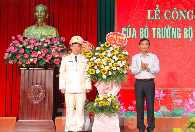 Phó cục trưởng Cục quản lý trại giam làm Giám đốc Công an tỉnh Thái Bình Chủ tịch UBND tỉnh Thái Bình chúc mừng tân Giám đốc Công an tỉnh. Ảnh: Hoàng Long