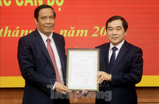 Ban Bí thư chuẩn y nhân sự tại Thái Bình, Hà Nam Phó trưởng ban thường trực Ban Tổ chức TƯ trao quyết định chuẩn y của Ban Bí thư TƯ Đảng cho Phó Bí thư Tỉnh uỷ Thái Bình - Ảnh: Hoàng Long