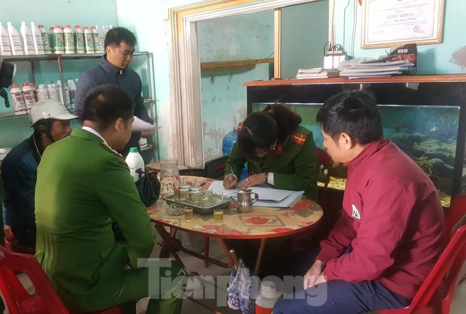 Bán hóa chất cấm sử dụng cho người nuôi thủy sản Cảnh sát môi trường Nam Định lập biên bản quả tang vụ bán hoá chất cấm - Ảnh: Hoàng Long