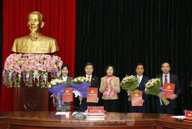Ban Bí thư TƯ Đảng chỉ định 4 nhân sự tham gia BCH Đảng bộ tỉnh Ninh Bình Bí thư Tỉnh uỷ Ninh Bình (giữa) trao quyết định và chúc mừng nhân sự mới của BCH Đảng bộ tỉnh Ninh Bình - Ảnh: Hoàng Long