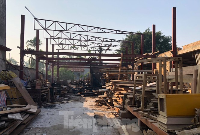 Cháy xưởng gỗ lúc rạng sáng, thiệt hại hàng trăm triệu đồng Đám cháy được khoanh vùng kịp thời, không lan sang toàn bộ xưởng gỗ rộng hơn 200 m2 - Ảnh: Hoàng Long