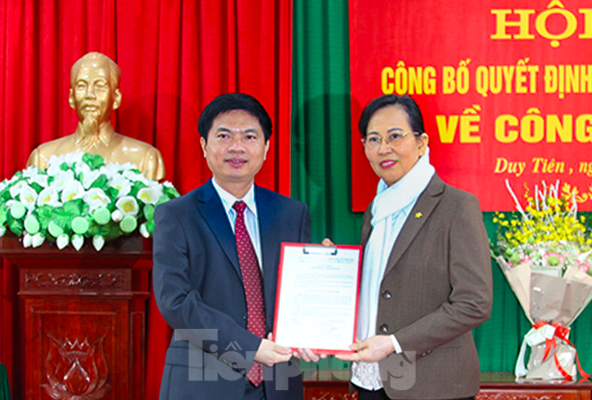 Phó Chủ tịch UBND tỉnh Hà Nam được điều động làm Bí thư Huyện uỷ Duy Tiên Bí thư Tỉnh uỷ Hà Nam trao quyết định cho tân Bí thư Huyện uỷ Duy Tiên - Ảnh: Hoàng Long