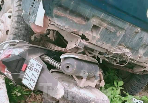 Xe tải đâm vào xe máy, 1 người tử vong Xe tải cán qua xe máy và người điều khiển xe máy - Ảnh: Hoàng Long