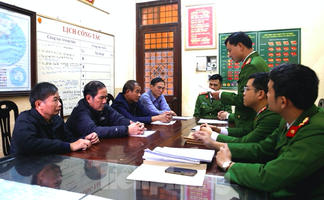 Lộ nguyên nhân 4 cựu 'quan xã' tại Nam Định bị khởi tố, bắt tạm giam Công an tỉnh Nam Định đọc lệnh bắt 4 cuuwj cán bộ xã Mỹ Phúc tại UBND xã Mỹ Phúc - Ảnh: Công an tỉnh Nam Định