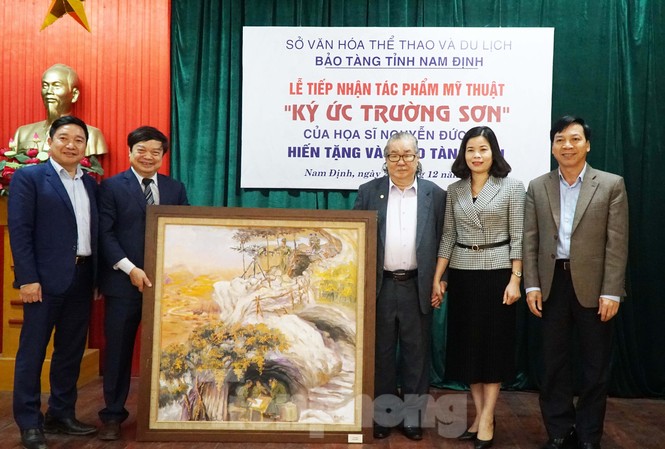 Hoạ sỹ Đức Dụ tặng tranh về 'Ký ức Trường Sơn' cho Bảo tàng Nam Định Hoạ sỹ Đức Dụ tặng tranh về ký ức Trường Sơn cho Bảo tàng Nam Định - Ảnh: Hoàng Long