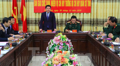 Chỉ huy trưởng Quân sự Thái Bình được thăng hàm Thiếu tướng Tư lệnh Quân khu 3 và Lãnh đạo tỉnh Thái Bình chủ trì hội nghị bàn giao chức danh quân đội - Ảnh: Hoàng Long
