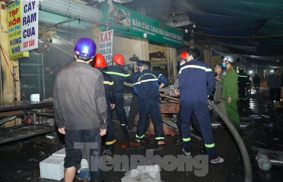 Cháy chợ trong đêm, hàng chục ki ốt bị thiêu rụi Cảnh sát PCCC Thái Bình chữa cháy tại chợ Đề Thám - Ảnh: Hoàng Long