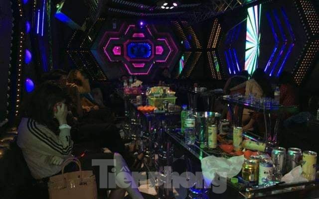 Lễ tân, chủ quán karaoke bị khởi tố vì tổ chức 'tiệc ma tuý' Công an Nam Định phục kích, bắt quả tang 17 người đang sử dụng ma tuý tại quán Karaoke XO - Ảnh: Hoàng Long