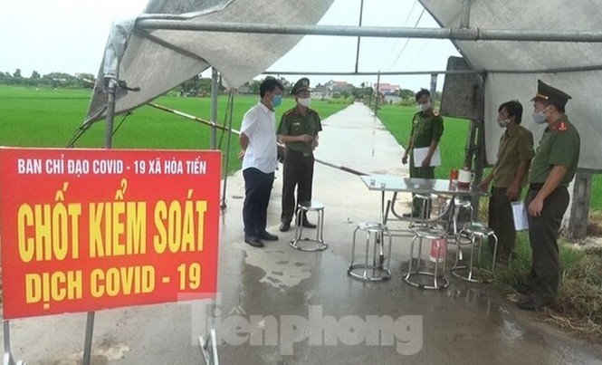 Kết quả xét nghiệm các trường hợp tiếp xúc gần bệnh nhân 566 ở Thái Bình Khu vực xã Hoà Tiến (huyện Hưng Hà, tỉnh Thái Bình), nơi bệnh nhân 566 cư cú được kiểm soát nghiêm ngặt - Ảnh: Hoàng Long