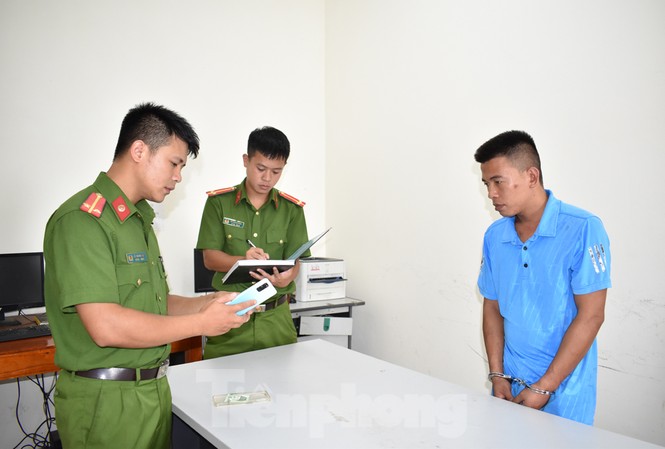 Bắt ‘nóng’ tên cướp ô tô sau 3 giờ gây án Đối tượng cướp xe ô tô Phạm Văn Vương bị bắt sau 3 giờ gây án - Ảnh: Hoàng Long