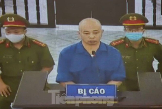 Vợ chồng Đường 'Nhuệ' ăn chặn hàng tỷ đồng tiền mai táng Đường "Nhuệ" và vợ sẽ tiếp tục phải hầu toà trong vụ "ăn chặn" tiền dịch vụ hoả táng - Ảnh: Hoàng Long