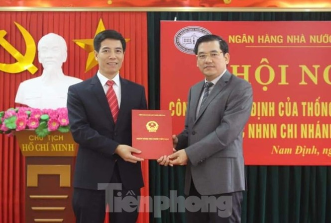 Bổ nhiệm Giám đốc Ngân hàng Nhà nước tỉnh Nam Định Đại diện NHNN VN trao quyết định bổ nhiệm cho tân Giám đốc NHNN Chi nhánh tỉnh Nam Định Đặng Văn Kim - Ảnh: Hoàng Long