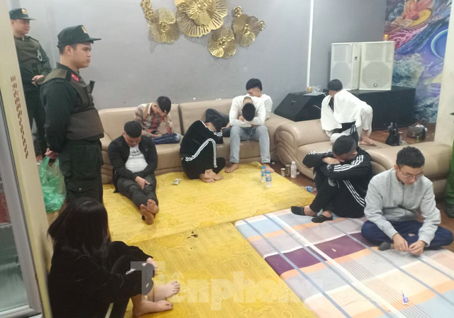 Công phá tụ điểm ma tuý tại Nam Định, khởi tố, xử phạt 84 người Các đối tượng bị bắt quả tang đang sử dụng ma tuý trong nhà nghỉ Hong Kong - Ảnh: CAND
