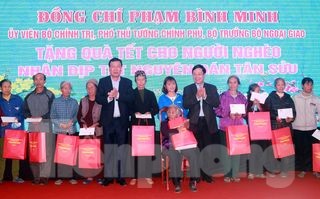 Phó Thủ tướng Phạm Bình Minh tặng quà người nghèo, công nhân lao động tại Nam Định Pho Thủ tướng Phạm Bình Minh tặng quà người nghèo, công nhân lao động tại Nam Định - Ảnh: Hoàng Long