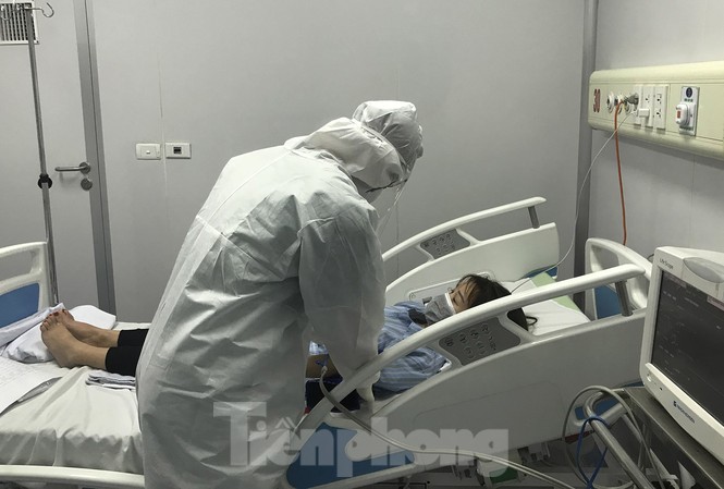 Thêm 9 ca bệnh, Việt Nam ghi nhận 85 trường hợp mắc Covid-19 Điều trị cho bệnh nhân mắc Covid-19 tại BV Bệnh Nhiệt đới TƯ. Ảnh: Thái Hà