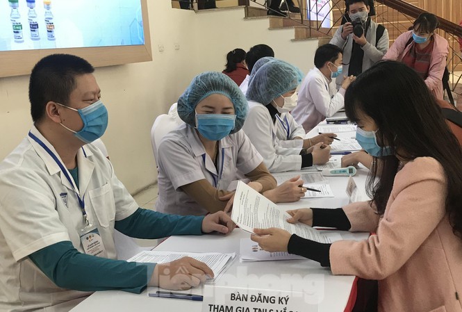 3 người đầu tiên thử nghiệm vắc-xin ngừa COVID-19 tại Việt Nam được tiêm mũi thứ hai 3 người đầu tiên thử nghiệm vắc-xin ngừa COVID-19 tại Việt Nam được tiêm mũi thứ hai